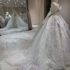 Vestido de Novia DW0195 Vintage Moderno con Hombros Descubiertos, Lentejuelas Color Marfil, Cola de Capilla, Encaje Largo y Flores de Cristal - Product Image 2