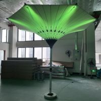Grand parasol d'extérieur commercial robuste de 3.5m en forme de fleur ronde parapluies de tulipes menés par hôtel avec lumière LED