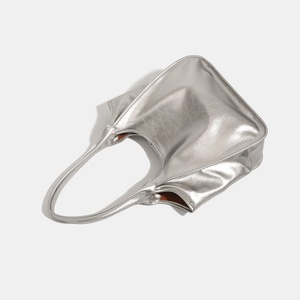 Sac à bandoulière de luxe pour femme, grande capacité, étanche, avec fermeture éclair, idéal pour les loisirs, les voyages quotidiens et les trajets, par un créateur de mode de haute qualité - Product Image 3