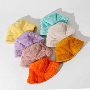 หมวกบักเก็ตขนเฟอร์เทียมสีพื้นแบบกำหนดเองขายส่ง หมวกชาวประมงขนฟูสำหรับฤดูใบไม้ร่วงและฤดูหนาว - Product Image 2