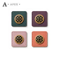 Étiquette en cuir personnalisée APEX pour hijab, abaya, vêtements, foulards et couvre-chefs – Fabrication sur mesure avec logo pour abayas et foulards