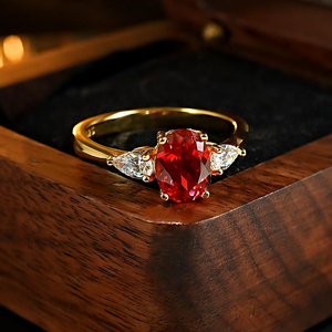 Classic Three Stone 1.5ct Pigeon Blood Red Full Fire Color 925 Juego de anillos chapados en oro y plata con encanto versátil - Product Image 4