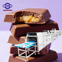 Machine de glaçage et d'enrobage automatique complète à servocommande pour barres chocolatées, chocolat au lait en forme de cœur fourré centrallement