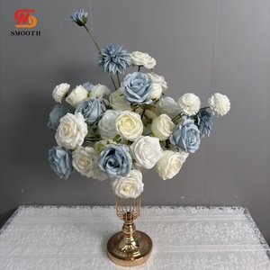 Bola de Rosas Artificiales Hechas a Mano para Fiestas y Eventos LEDA, Arreglo Floral Azul Suave para Bodas - Product Image 3