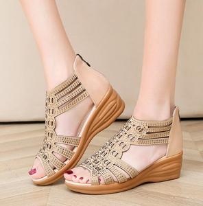 Scarpe da Donna all'Ingrosso di Taizhou: Sandali a Punta Aperta, Sandali Vintage Casual con Tacco Medio, Sandali con Zeppa e Diamanti, Stile Romano - Product Image 1