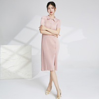 Robe plissée Miyake pour femme, décontractée, longueur genou, col polo, boutonnage asymétrique, coupe amincissante H-line, fente latérale, style minimaliste, idéale pour le bureau