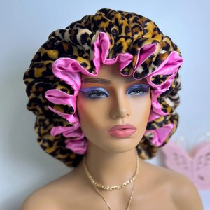 SOLPOP Bonnet de nuit pour femme en peluche motif léopard, doublure <span class=keywords><strong>satin</strong></span>ée double face, avec dentelle double couche à l'ourlet, idéal pour la maison - Product Image 1