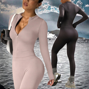Traje de yoga de cintura alta con mangas largas, cintura elástica, cierre de cremallera completa, patrón liso, conjunto deportivo con efecto levanta glúteos y logo frontal. - Product Image 3