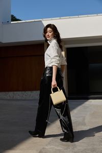 Sac à main structuré carré en cuir lisse avec poignée supérieure géométrique pour femme, collection Printemps/Été 2026, style chic urbain, sacoche à chaîne, personnalisation de logo en usine - Product Image 4