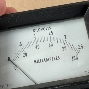 Nuovo Originale Disponibile Subito Misuratore Vintage Triplett Kilovolt Milliamperi 0-2.5KV 0-100mA Garantito per PLC, PAC e Controllori Dedicati - Product Image 1