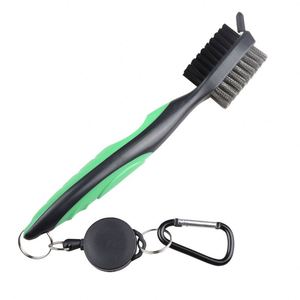 Cepillo de limpieza de ranuras para palos de golf con mosquetón retráctil de doble cara y púas - Product Image 5