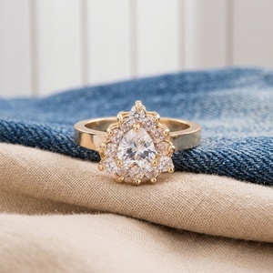 Anillo de Compromiso de Lujo Vintage con Circonita Cúbica en Forma de Corazón, Chapado en Oro de 18K, con Halo de Cristales Pavé para Mujer - Product Image 1