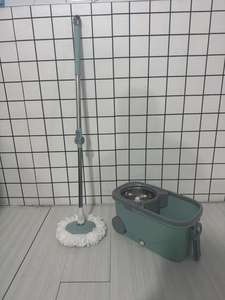 Juego de herramientas de limpieza para el hogar al por mayor, con cubo giratorio de acero inoxidable, ruedas para cubo de fregona y fregona giratoria 360 de alta resistencia. - Product Image 4