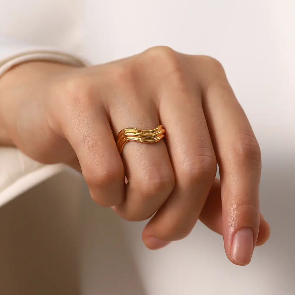 Chic and simple 18k gold plated twisted rope ring romantic glossy shiny hot sell stainless steel ring ladies
