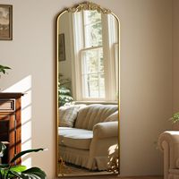 Miroir sur pied arqué pleine longueur avec cadre en aluminium sculpté, finition dorée, design vintage orné pour la décoration intérieure
