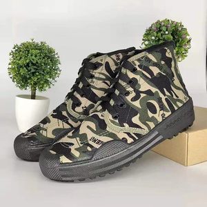 รองเท้าทำงานลายพรางสำหรับผู้ชาย ระบายอากาศได้ดี กันลื่น รองเท้านิรภัย ส้นเตี้ย พื้นยาง รองเท้าฝึกซ้อม สำหรับใช้งานกลางแจ้งในฟาร์ม - Product Image 2