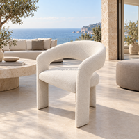 Modernes Luxus-Outdoor-Esszimmer-Set mit cremefarbenen Bouclé-Stoff-Esszimmerstühlen und rundem Esstisch mit geriffelter schwarzer Holzbasis für die Terrasse