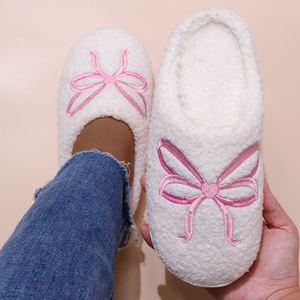 Nouvelles pantoufles personnalisées pour femmes avec semelle TPR de qualité supérieure, dessus en peluche, pantoufles élégantes pour femmes avec la dernière collection d'usine - Product Image 1
