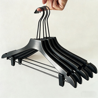 Cintre en plastique noir brillant – Spécial pour les magasins de vêtements pour hommes, épaissi et robuste, présentoir minimaliste et élégant pour centre commercial