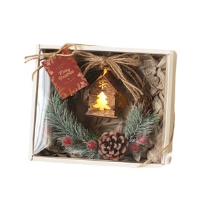 Ghirlanda Natalizia con Pigne, Bacche, Nastro e Luci Bianche Calde - Decorazione per Vetrine e Allestimenti Floreali - Product Image 5