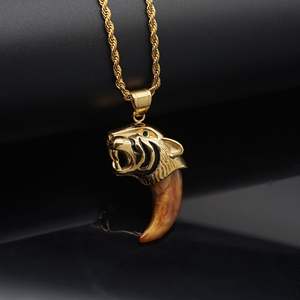 Potente e Maestoso Accessorio di Gioielleria Esotica, Ciondolo a Forma di Dente di Lupo Verde in Tono Oro, Artiglio di Tigre per Uomo - Product Image 3