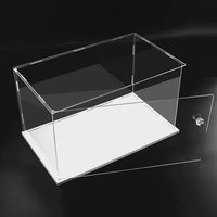 Vitrine en acrylique transparent Keli avec support de boîte de présentation de porte avec vitrine de protection anti-poussière à base blanche pour objets de collection