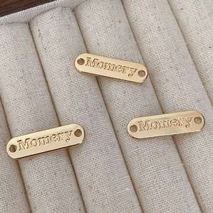 Tùy Chỉnh Kim Loại Logo Thẻ Cho Túi Xách Và Quần Áo Thiết Kế Riêng May Thương Hiệu Tên Riêng Nhãn Cuộn Hình Dạng Cho Hàng May Mặc - Product Image 1