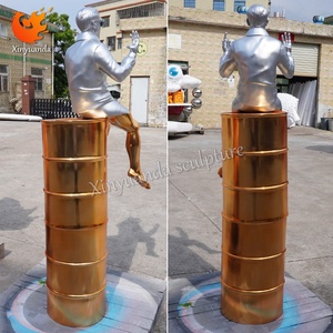 פסל דמות אנושית מודרנית מפלדת אל-חלד, התקנת אמנות בקניון, קישוט בסגנון תעשייתי, פופולרי ברשתות החברתיות - Product Image 3