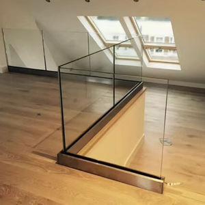 <span class=keywords><strong>Balustrade</strong></span> en <span class=keywords><strong>verre</strong></span> sans cadre avec profil en U en aluminium moderne et éclairage LED pour <span class=keywords><strong>terrasse</strong></span>, porche, main courante, garde-corps, marque UNIK - Product Image 6