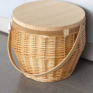 <span class=keywords><strong>Panier</strong></span> de <span class=keywords><strong>pique</strong></span>-<span class=keywords><strong>nique</strong></span> rond en osier fait à la main, nature, plage, avec couvercle en bois, isolé - Product Image 2