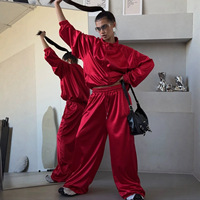 Nouvel ensemble sportif en satin bleu lac pour femme, coupe ample et oversize, collection 2026