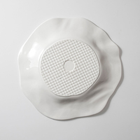 Vente en gros d'assiettes en céramique élégantes à large bord en forme de fleur Piatto vaisselle pour mariage restaurant plats blancs irréguliers en porcelaine