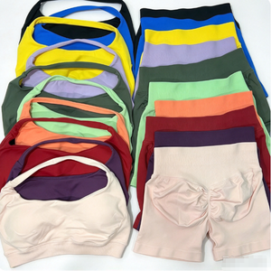 Conjunto de yoga para mujer, top sin costuras de color sólido, shorts fruncidos con efecto torcido, ajuste regular, ropa deportiva para gimnasio, top de yoga sin costuras con logo frontal. - Product Image 1