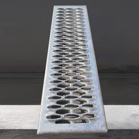 Grille en acier dentelé d'usine professionnelle plaque de bouche de crocodile plaque antidérapante utilisée dans la grille de bande de roulement d'escalier de sécurité d'escalier