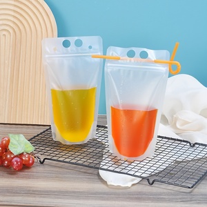 Bolsa de Bebida Transparente de Alta Barrera con Forma, para Líquidos, Jugos, Leche, 700 ml, con Pajita - Product Image 2