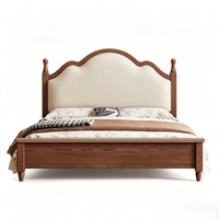 Lit de rangement vintage style ferme française avec cadre en panneaux, lit plateforme classique à tête de lit cintrée pour chambres Queen et King