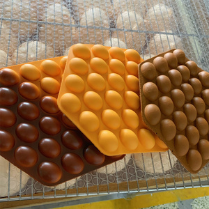 Waffles de burbujas de plástico con forma de abeja, sin crema, sabor chocolate original, con huevo, para exhibición en escaparates de carritos de aperitivos culturales de Hong Kong, utilería de exhibición. - Product Image 2