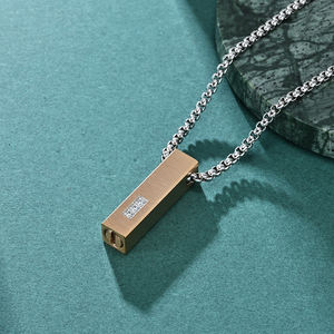 Collar de Acero Inoxidable con Colgante de Tornillo y Superficie Cepillada, con Incrustaciones de Tres Diamantes en una Caja de Cenizas de Hueso Color Oro Rosa - Product Image 2