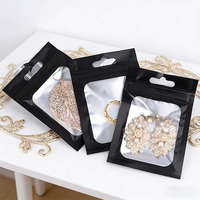 Pochette verticale noire mate personnalisée, avec fenêtre holographique et fermeture éclair refermable à haute barrière pour la vente au détail haut de gamme