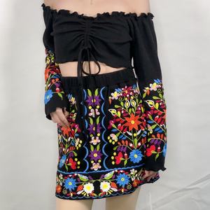 ชุดเซ็ตไหมพรมสำหรับผู้หญิง ดีไซน์ใหม่จากโรงงาน ประกอบด้วยเสื้อครอปแต่งระบายด้านหน้า และกระโปรงมินิปักลายดอกไม้ เหมาะสำหรับฤดูร้อน - Product Image 2