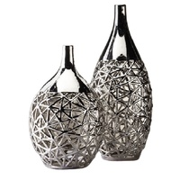 Vase à fleurs décoratif moderne de la collection IQBAL, fabriqué en aluminium moulé avec finition argentée, pour la décoration de table à la maison ou pour un mariage, taille M