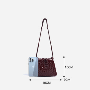 Borsa a tracolla di lusso in pelle intrecciata con logo personalizzato, pochette a forma di dumpling alla moda per donna, stile quotidiano, MOQ basso - Product Image 5
