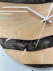 Horloge murale en résine moderne avec des éléments en bois faits à la main et une finition lisse pour ajouter du charme et de la fonctionnalité - Product Image 3