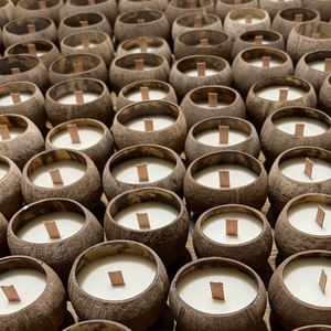 Bougie parfumée en cire de soja avec logo personnalisé, artisanale, en bois naturel, avec mèche en bois et coquille de noix de coco, aux huiles essentielles - Product Image 1
