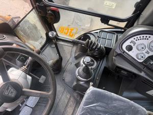 Chargeuse-pelleteuse d'occasion JCB 3CX modèle 2022 fabriquée au Royaume-Uni, excellent état, sur roues, avec moteur, à vendre - Product Image 3