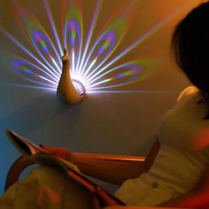 Lámpara de Pared LED con Proyección de Pavo Real, Decoración para el Hogar, Aplique de Ambiente Romántico, Colorido, para Pasillos, Habitaciones, Mesitas de Noche - Product Image 1