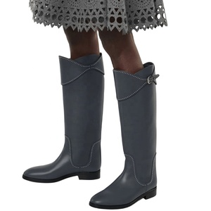 Bottes hautes pour femmes en cuir véritable, à talon carré bas, avec fermeture éclair, rivets métalliques et boucles, style cavalier - Product Image 1