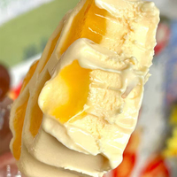 Délicieuse crème glacée en nid d'abeille lait luxueusement lisse rencontre le miel doux et la sauce pomelo rafraîchissante