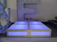 TM ANYCASE Scène de fête légère en acrylique blanc, piste de danse numérique, table de bar lumineuse à LED, scène en acrylique pour mariage