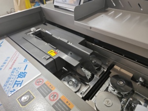 Máquina de encuadernación de libros de alimentación automática inteligente A4 CYH10L con pantalla táctil grande Máquina de encuadernación de pegamento caliente - Product Image 3
